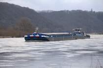 Eine Schubeinheit auf der Elbe, stromauffahrend, hat soeben den markenten Felsen  Die Bosel  passiert. 19.03.2016 16:22 Uhr.