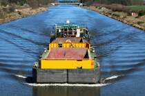 SB Navigar-8 (32200459) schob am 01.04.2016 zwei Schuten die für den Transport von Aushubmaterial dienen im EHK bei Niegripp gen Westen.