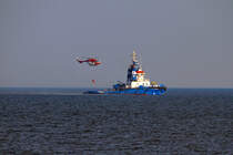 Notschlepper Fairplay 25 wird vor Rügen von DRF Christoph 47 (D-HBMS) angeflogen, von dort seilt sich vermutlich ein Notarzt ab. - 08.03.2016
