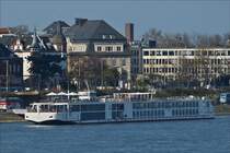 . Am Kai in Köln hat das Hotelschiff  Viking Alsvin  angelegt; Schiffsdaten: ENI 07001989; Bj 2014; L 135 m; B 11,45 m; kann 190 Passagiere aufnehmen.  11.04.2016