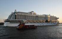 Endlich ist sie da... AIDAprima und die HVV-Fähre  Elbmeile  laufen Seite an Seite am 21.4.2016 entlang der Landungsbrücken. 