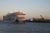 Endlich ist sie da... AIDAprima verlässt in den letzten Sonnenstrahlen die Hansestadt und passiert dabei eines der Hamburger Wahrzeichen. (21.4.2016)