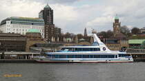 HAMBURG  (ENI 05803400) am  4.4.2016, Hamburg, Elbe an den Landungsbrücken /

Fluss-Fahrgastschiff / Lüa 55,50m, B 11,39m, Tg  1,6m / 2 x 314 KW, 427 PS, Antrieb: 2x  SRP 170 / 1995 bei Deutsche Binnenwerften GmbH, Tangermünde / Rainer Abicht Elbreederei Hamburg / Kap. 500 Pers.
