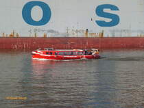 SPEICHERSTADT (ENI 05109170) am 8.11.2015, Hamburg, auf Hafenrundfahrt vor einem 18.000 TEU Containerschiff /
Barkasse für Hafenrundfahrten  / nach dem Umbau zum „sinksicheren“ Fahrzeug / Gregors Maritime-Circle-Line  /
