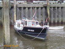 GUSTAV VOGELER am 12.4.2016, Hamburg, Elbe, Museumshafen Övelgönne /
Ex-Namen: M 7, STROM- UND HAFENBAU IV,  LUZERO, 
Barkasse / Lüa 12,7 m, B 2,52 m, Tg 1,15 m / 1 Hanomag-Diesel, 60 PS, Baujahr 1945, 9,3 kn / gebaut 1918 als M 7 für die WS Hamburg bei Heidtmann-Werft in HH-Kaltehofe / 1933 an Strom- und Hafenbau, STROM- UND HAFENBAU IV, 1953 umbenannt GUSTAV VOGELER / 1969 Privat nach Köln, umbenannt in LUZERO / 2015 zurück nach Hamburg, GUSTAV VOGELER, Liegeplatz Museumshafen Övelgönne /
