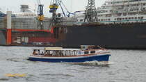 CHRISTA GLITSCHER (ENI 05107340) am 4.4.2016, Hamburg, Elbe, vor den Schwimmdocks von Blohm+Voss / 

Rundfahrtbarkasse / Lüa 18,3 m, B 4,4 m, Tg 1,3 m / 1 Diesel, 186 PS / Zul. Für 102 Pass. / gebaut 1940 bei R.G. Gührs, Hamburg  / 

