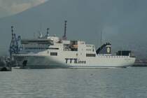 Die F/S  Partenope  luft aus Catania kommend in den Fhrhafen von Napoli ein; 09.08.2008