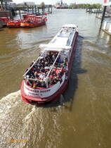 HAMBURGER DEERN (ENI 05111270) am  4.5.2016, Hamburg, Elbe, aus dem Kehrwiederfleet kommend  /
Ex- Namen: WEGA, Ekensund  (1905-1918), ?? Flensburg (1918-1921), EMMY, Hamburg, (1921-1939), AMALIE, Hamburg  (1939-1969), KAISERMÜHLE II, Wittenbergen-Stör (1969-?), 1988/89 Umbau zum sinksicheren Fahrgastschiff bei Oelkers & Eichler, Hamburg  /
Fahrgastschiff / Lüa 34,5 m, B 4,7 m  / 1 Diesel, 320 PS / 120 Pass. / für 20 bis 120 Personen. 42 überdachte Freideckplätze /  gebaut 1905 bei Gebr. van Diepen, Waterhuizen, NL als 2-Mast Plattbodenschiff,  1926 motorisiert,  mehrfach verlängert und umgebaut / Eigner: Barkassen Meyer, Hamburg /
