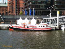 REPSOLD (H21985) 003 am 3.5.2016, Hamburg, Museumshafen Hafencity /

ex OBERSPRITZENMEISTER REPSOLD (1965),  Außerdienststellung 1984, weiter als Reserve- und Pumpboot / ex LÖSCHBOOT IX (1948-1965) / 1941 im Dienst der Kriegsmarine /
Ehem. Löschboot der Feuerwehr Hamburg / Lüa 19,0 m, B 4,1 m, Tg 1,5 m / 1941 bei August Pahl in Hamburg-Finkenwerder / 1987 privat, ''Eignergemeinschaft Feuerlöschboot'', Umbau /  2007 Liegeplatz im Museumshafen Hafencity /
