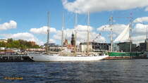SANTA MARIA MANUELA am 4.5.2016 (Hafengeburtstag), Hamburg, Elbe, Landungsbrücken  /
Viermast – Gaffelschoner / Lüa 68,64 m, B 9,8 m, Tg 5,94 m / 1244 m² Segelfläche, 1MTU-Diesel, 500 PS / gebaut 1937 bei CUF-Werft, Lissabon / Restaurierung: 2007-2010 / Heimathafen: Aveiro, Portugal /
