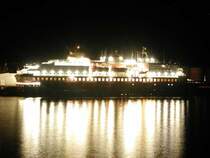 Die M/S  Kong Harald  liegt auf s�dgehenden Kurs, an einem M�rzaband 2004, am Hurtigrutenkai von Stamsund.