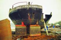 Das Motorfrachtschiff  Bad Freienwalde  liegt am 16.12.1999 auf der Helling der Schiffswerft Zehren zum abwracken. Bei dieser Aktion kam bedauerlicherweise ein Arbeiter ums Leben, er wurde von einer abgetrennten Stahlplatte des Rumpfes erschlagen. Weitere Infos zum Schiff da: http://www.ddr-binnenschifffahrt.de/index.htm - Scan vom Kleinbild-Negativ