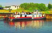 Das Schubschiff  SCH 2703  der Deutschen Binnenreederei GmbH Berlin, am 13.05.2000 im Peutehafen, Hamburg. Europa-Nummer 5502210, 23,70 m x 8,20 m. Weitere Infos da: http://www.ddr-binnenschifffahrt.de/index.htm - Scan vom Kleinbild-Negativ