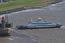 . Weserfähre Bremerhaven, Bj 1999 gebaut von der Deutschen Binnenwerten GmbH in Travemünde, L 59 m; b 13,40 m; Tg 2,90 m; 2 MTU-Dieselmotoren mit je 880 kW bei 1800 U/min; hat Platz für max 300 Personen.  Aufgenommen von der Aussichtplattform vom Atlantic Hotel in Bremerhaven.  03.05.2016