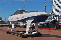 . Tragflügelboot WSS 10; Bj 1954 von der Werft G.C.Jensen Nachf. in Hamburg; L 9,20 m; B des Rumpfes 1,95 m; Breite im bereich der Tragflügel 4,20 m; Tiefgang bei fahrt 65 cm, in Ruhestellung 2,05 m; 3 Ford V8 Ottomotoren mit 180 Ps; Geschwindigkeit 25 – 30 kn; konnte 5 bis 8 Personen an Bord nehmen. Seit 1976 ist das Schiff im Freilichtmuseum in Bremerhaven ausgestellt.  03.05.2016