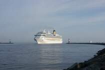Am 03.06.2016 hat die Costa Favolosa auf dem Weg von Aarhus nach Warnemünde die Warnowmündung erreicht und wird nach einer Wende am Kreuzfahrtterminal festmachen. Im Hintergrund kommt bereits die Norwegian Star.