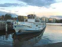 MS Sachsen in der Abenddmmerung im Hafen Treptower Park Mrz 2007, kurz vor Ende der Winterpause
E-Nr  5602510  L: 53m  B: 8,08 m Personen 500