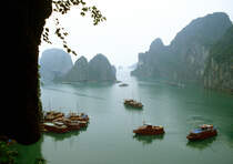 Holzboote für Turisten in der Halong-Bucht. Bild vom Dia. Aufnahme: Januar 2001.