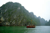 Holzboot in der Halong-Bucht. Bild vom Dia. Aufnahme: Januar 2001.