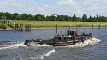 Schubschiff ORCA Baujahr 1930 (ex Anne Marie, ex Louise, ex Johanna, ex Alja) 04401820 H.Wolkau Schifffahrt Hamburg im unteren Schleusenkanal Geesthacht die Elbe zu Berg (2), 10.06.2016
