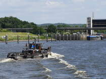 Während Schuber ORCA Baujahr 1930 (ex Anne Marie, ex Louise, ex Johanna, ex Alja) 04401820 H.Wolkau Schifffahrt Hamburg Kurs auf die Schleuse Geesthacht nimmt, verlässt Tankschiff WALTER DEYMANN 04807460 Haren/Ems diese; 10.06.2016
