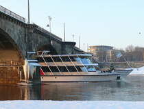  Gräfin Cosel  passiert bei Schnee und Eis die Albertbrücke auf der Elbe zu Berg; Dresden, 18.12.2010

