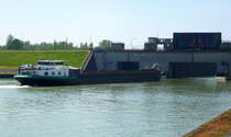 GMS  Re-Intrade , fhrt rheinaufwrts in die Schleusenkammer Marckolsheim, Juni 2016