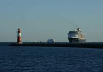 Am Morgen des 11.06.2016 wartet die Zuiderdam auf Einfahrt in den Seekanal Warnemünde während sich von hinten schon die Aidamar nähert.