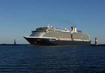 Am Morgen des 11.06.2016 erreicht die Zuiderdam aus Kopenhagen kommend die Warnowmündung in Warnemünde.