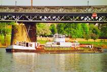 MS  Lucky 1  hat die Havarie an der Gauernitzer Insel scheinbar gut berstanden, fhrt es doch kurze Zeit nach der Bergung bereits weiter talwrts. Hier an der Eisenbahn-Brcke in Meien / Elbe-Km 82. (Sept.2003) - Scan vom Kleinbild-Negativ
