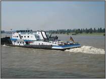 Am 12.08.2007 ist dieser Schubverband auf dem Rhein in Dsseldorf unterwegs. Schubschiff ist die  Lehnkering 20 , hier in Bild in der Heckansicht zu sehen.