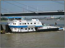 Am 12.08.2007 ist ein Schubverband auf dem Rhein in Dsseldorf unterwegs. Schubschiff ist die  Lehnkering 20 , hier in Bild gut zu sehen.