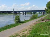 Wasserstra�enkreuz bei Hohenwarthe (nahe Magdeburg); unten die Elbe, der Mittellandkanal dar�ber als Br�cke - mit 918 m die l�ngste Kanalbr�cke der Welt, 22.05.2005
