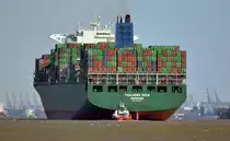 Thalassa Doxa Containerschiff  Heimathafen Singapore  IMO: 9667174, Baujahr:2014, Teu: 13606, L�nge: 368,50m, Breite: 51m, Tiefgang: 15,80m, schafft 23 kn bei einer Maschinenleistung von 53250KW. Am 15.09.16 bei Wedel einlaufend nach Hamburg mittlerweile bei Blankenese h�ngt sich schon ein Schlepper hinten an.