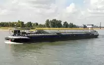Barco Autotransporter auf dem Rhein bei D�sseldorf am 26.09.16, Heimathafen: Zwijndrecht. L�nge: 110 m, Breite: 11,40 m.