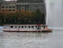 Hamburg  am 19. Oktober 2016, Fahrgastschiff  Ammersbeck  der ATG Alster-Touristik GmbH, Hamburg fährt den Anleger Jungfernstieg an.