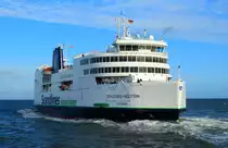 Die 1997 in Dienst gestellte Doppelendfähre für den RoRo- und Eisenbahnverkehr  Schleswig-Holstein  der Scandlinies Deutschland GmbH hat am 28.10.2016 den Fährbahnhof Puttgarden in Richtung Rodby F verlassen. Ebenso wie die dänischen Schiffe  Prinsessin Benedikte  und  Prins Richard  erhielten auch die  Schleswig-Holstein  und ihr Schwesterschiff  Deutschland  einen Hybrid-Antrieb, durch den überschüssige Energie in Batterien gespeichert und zum Antrieb der elektrischen Motoren genutzt werden kann. Hierauf weist die Aufschrift  Hybrid Ferry  hin.