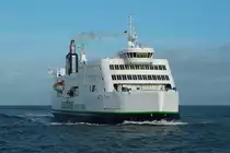 Die 1997 in Dienst gestellte Doppelendfähre für den RoRo- und Eisenbahnverkehr  Prinsesse Benedikte  der Scandlinies Danmark kommt am 28.10.2016 im Fährbahnhof Puttgarden an. Die Aufschrift  Hybrid Ferry  weist auf den 2014 eingebauten Hybrid-Antrieb hin, durch den überschüssige Energie in Batterien gespeichert und zum Antrieb der elektrischen Motoren genutzt werden kann.