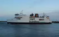 In der Abenddämmerung des 28.10.2016 verläßt die  Schleswig-Holstein  den Fährbahnhof Puttgarden in Richtung Rodby F