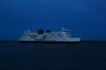 Die Doppelendfähre für den RoRo- und Eisenbahnverkehr  Prinsesse Benedikte  der Scandlinies Danmark erreicht am Abend des 28.10.2016 den Fährbahnhof Puttgarden