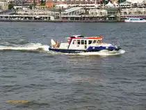 HAFENKAPITÄN (3) (ENI 04809850) (H3558) am 1.9.2016, Hamburg, Elbe, Höhe Landungsbrücken /

Barkasse der HPA / Lüa 19,6  m, B 5,1 m, Tg 1,5 m / 1 Diesel, 529 kW (720 PS), 13 kn / 19.4.2012 bei  Schiffswerft Hermann Barthel,  Derben, Sachsen-Anhalt  / Einsatz vornehmlich für Kontrollfahrten im Hafen /
