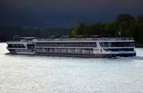 KFGS-Avalon Passion Flusskreuzfahrtschiff auf dem Rhein bei Andernach am 04.10.16. L�nge: 135m, Breite: 11,45m, IMO: 0233661, Passagiere: 168,  Heimathafen: Basel, Baujahr: 2016 in Bauwerft Kasko Turnu Severin, Ausbauwerft: Den Breejen in Hardinxveld-Giessendam