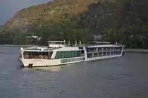 KFGS-AMAVERDE  Flusskreuzfahrtschiff  bei einem Wendeman�ver  auf dem Rhein bei Andernach am 06.10.16. Baujahr: 2011, L x B 135 / 11,40, Passagiere:162, Heimathafen: Basel.
