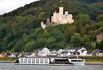 KFGS-Excellence queen  Flusskreuzfahrtschiff auf dem Rhein an der Lahnm�ndung bei Lahnstein und im Hintergrund das Schloss Stolzenfels (vormals Burgruine Stolzenfels).L�nge: 110m, Breite: 11,45m, Passagiere: 143, Baujahr 2011, Heimathafen: Basel. Am  06.10.16 beobachtet.  