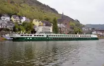 KFGS-Allegro Flusskreuzfahrtschiff auf der Mosel bei Cochem vor Anker, L�nge: 105m,  Breite: 10,10 m, Passagiere: 150 ,  Heimathafen: Enkhuizen, Baujahr: 1991, fuhr als Liberte, ex  Abel Tasman  heute Allegro und seit etwa 2012 neues Outfit von weis/Rot in Gr�hn/weis.  Am 10.10.16 beobachtet.