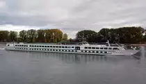 KFGS-La Boheme Flusskreuzfahrtschiff auf dem Rhein bei Worms. L�nge: 110 m, Breite: 10,14 m, Passagiere: 164 , Heimathafen: Strasbourg.  Am 19.10.16 beobachtet.  Baujahr: 1995, Letzt Renovierung: 2011.