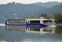 KFGS-William Shakespeare  Flusskreuzfahrtschiff auf der Mosel bei L�f-Hatzenport, L�nge: 110m, Breite: 11m, Passagiere: 150, Heimathafen: Basel. Baujahr: 2014. Am 10.10.16 beobachtet.  