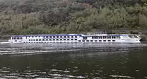 KFGS River Rapsody  Flusskreuzfahtschiff, Baujahr: 1999,  L�nge:110m,  Breite: 11,40, Beobachtet an der Mosel in Sankt Aldegund am 13.10.16.