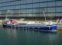 Stra�burg, im Bassin d'Austerlitz im Stadtzentrum liegt dieses namenlose alte Frachtschiff und erinnert an den einstmals regen Umschlagplatz f�r Schiffsg�ter, Juli 2016