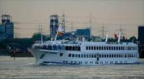 Passagierschiff  Rotterdam  (Basel/CH) Europa-Nummer 7001417, L�nge: 75,53 m, Breite: 10,42 m - gestern auf dem Rhein bei Duisburg-Walsum. Links im Hintergrund zwei F�rdert�rme des Bergwerks Walsum, dessen Schlie�ung Mitte 2008 erfolgen wird.